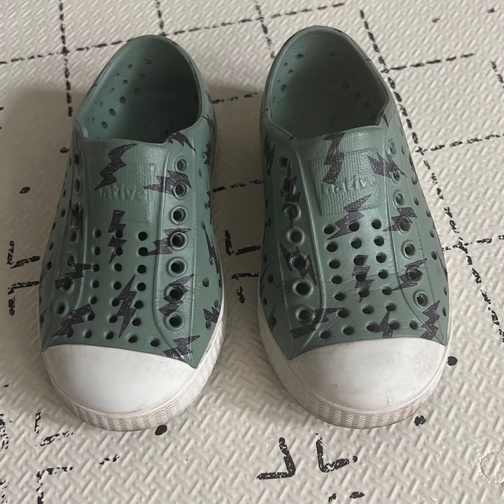 Natives toddler boy size 8